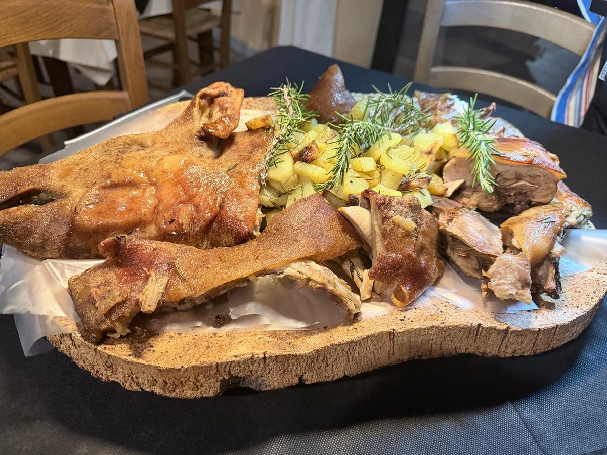 Carne arrosto servita sul tagliere di sughero al Ristorante La Mesenda a San Teodoro