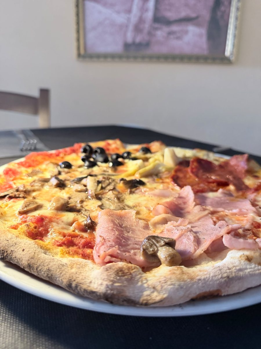 Pizza cotta nel forno a legna del Ristorante La Mesenda a San Teodoro