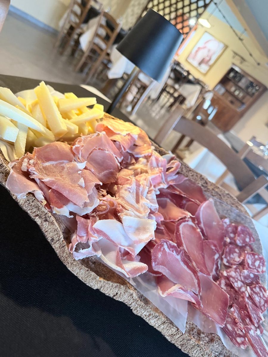 Tagliere di salumi e formaggi sardi del Ristorante Pizzeria La Mesenda